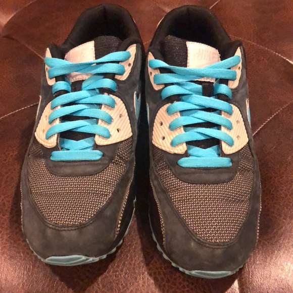 Nike Air Max women’s tennis shoes - Picture 3 of 4